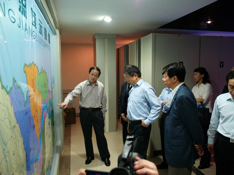 听取长江流域渔业资源介绍
